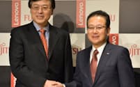 レノボのヤンCEO(左)と富士通の田中社長は連携を強調（2日、東京都港区）

