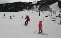 昨年より2週間早く開業した立山山麓スキー場（16日、富山市）
