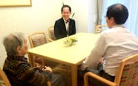 まどか深大寺の多目的室で、入居した母親と歓談するAさん(右)とホーム長
（東京都調布市）