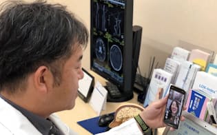 テレビ通話で患者を診察するMRTの「ポケットドクター」（神奈川県海老名市）