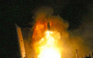 14日、米軍艦から発射される巡航ミサイルのトマホーク(米海軍提供)=AP
14日、米軍艦から発射される巡航ミサイルのトマホーク(米海軍提供)=AP