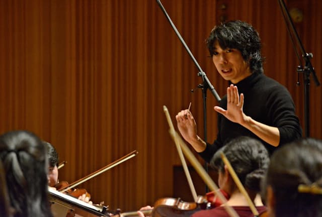 プロが集う管弦楽団を指揮する坂入健司郎（昨年12月、東京都杉並区）