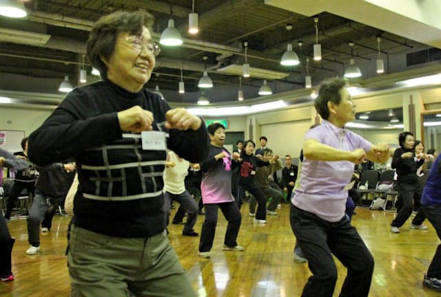 ヒップホップダンスの基本となる「ダウン」の動きを練習する参加者（大阪府和泉市）