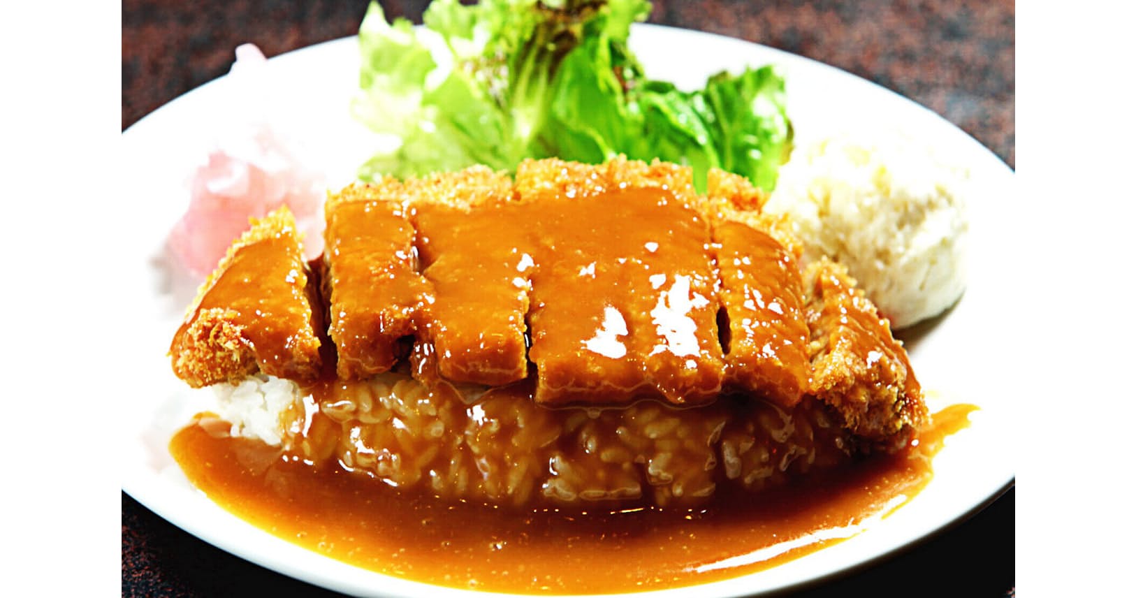 平皿に洋風ソース 見た目はカツカレー 長岡のカツ丼 Nikkei Style 平皿に洋風ソース 見た目はカツカレー 長岡のカツ丼 Nikkei Style