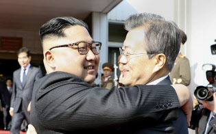 26日、板門店で抱き合う韓国の文在寅大統領(右)と金正恩委員長=韓国大統領府提供
26日、板門店で抱き合う韓国の文在寅大統領(右)と金正恩委員長=韓国大統領府提供