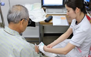 尿漏れの程度に合わせ男性用尿漏れパッドなどの利用法も指導する=東京医科大学病院提供