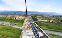 高速道路の修繕更新は通行を規制しながら進めることも（2016年度、福島県内の東北自動車道）
