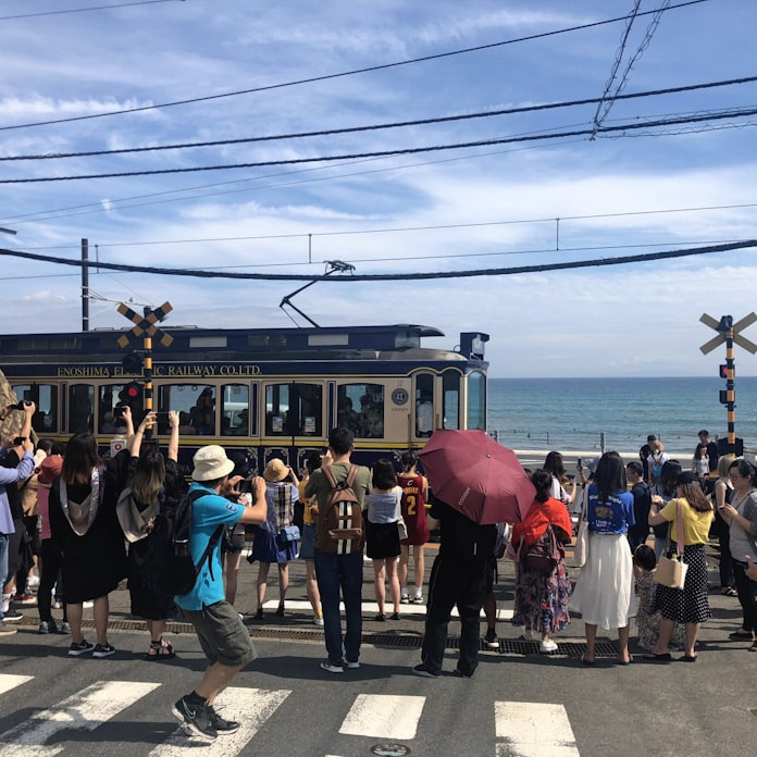 スラムダンクの 聖地巡礼 鎌倉高校前駅の踏切 神奈川県鎌倉市 日本経済新聞 スラムダンクの 聖地巡礼 鎌倉高校前駅の踏切 神奈川県鎌倉市 日本経済新聞