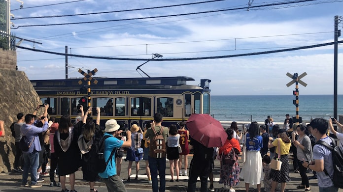 スラムダンクの 聖地巡礼 鎌倉高校前駅の踏切 神奈川県鎌倉市 日本経済新聞 スラムダンクの 聖地巡礼 鎌倉高校前駅の踏切 神奈川県鎌倉市 日本経済新聞