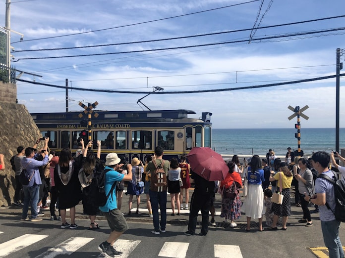 スラムダンクの 聖地巡礼 鎌倉高校前駅の踏切 神奈川県鎌倉市 日本経済新聞 スラムダンクの 聖地巡礼 鎌倉高校前駅の踏切 神奈川県鎌倉市 日本経済新聞