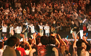 2005年に始まった「アニメロサマーライブ」でアニソンの盛り上がりを実感した
(C)Animelo Summer Live 2005/MAGES. 2005年に始まった「アニメロサマーライブ」でアニソンの盛り上がりを実感した
(C)Animelo Summer Live 2005/MAGES.