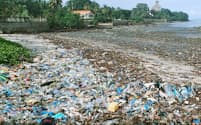 プラスチックゴミは海に悪影響を与える（アフリカ・ギニア、2017年9月）=共同
