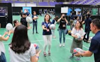 大阪府東大阪市のボランティアの面接でラグビーボールに触れる応募者ら
