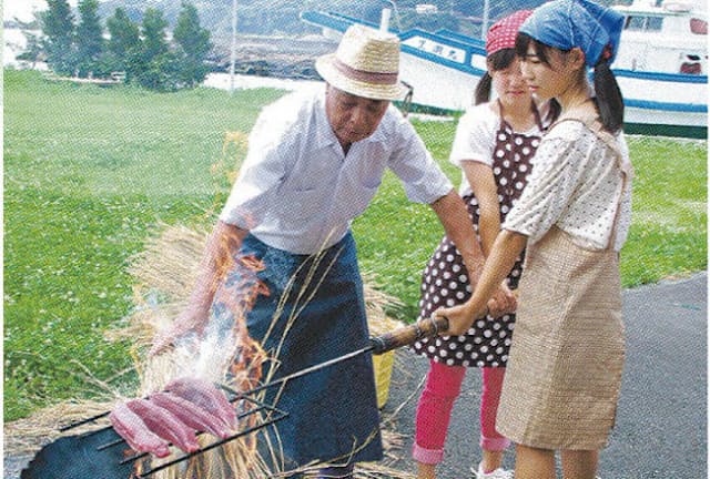 高知県黒潮町でカツオのわら焼きタタキづくりを体験（成蹊学園提供）