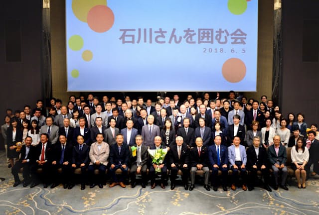 「石川さんを囲む会」には従業員ら120人が集まった（最前列中央が石川氏）