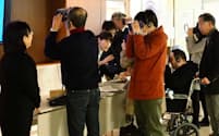 ロビーで東京交響楽団が開発したVRアプリを体験する来場者ら（3月、川崎市のミューザ川崎）=ヒダキトモコ撮影