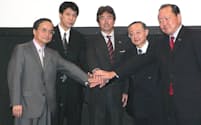 2006年につくばエクスプレスの無線LAN環境を整えた（左端が小林氏、中央がインテル日本法人の吉田氏）=日経BP社提供