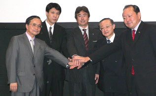 2006年につくばエクスプレスの無線LAN環境を整えた(左端が小林氏、中央がインテル日本法人の吉田氏)=日経BP社提供 2006年につくばエクスプレスの無線LAN環境を整えた(左端が小林氏、中央がインテル日本法人の吉田氏)=日経BP社提供