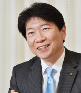 いばらぎ・りゅうた 1966年生まれ。90年東京大工学部卒、95年米スタンフォード大で経営学修士(MBA)取得。天満屋社長を経て2012年11月から現職。