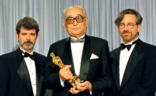 映画「?#25915;咯`?ウォーズ」のジョージ?ルーカス監督(左)も、黒沢明監督(中)の作品に影響を受けた=AP 映画「?#25915;咯`?ウォーズ」のジョージ?ルーカス監督(左)も、黒沢明監督(中)の作品に影響を受けた=AP