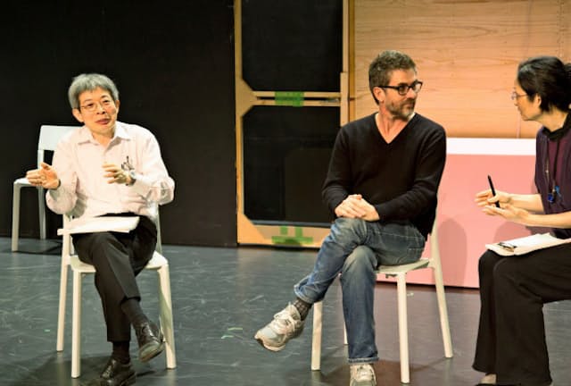 トークイベントでの平田(左)。中央は滞在アーティストでフランスの劇作家、パスカル・ランベール（2018年）＝igaki　photo　studio撮影、城崎国際アートセンター提供