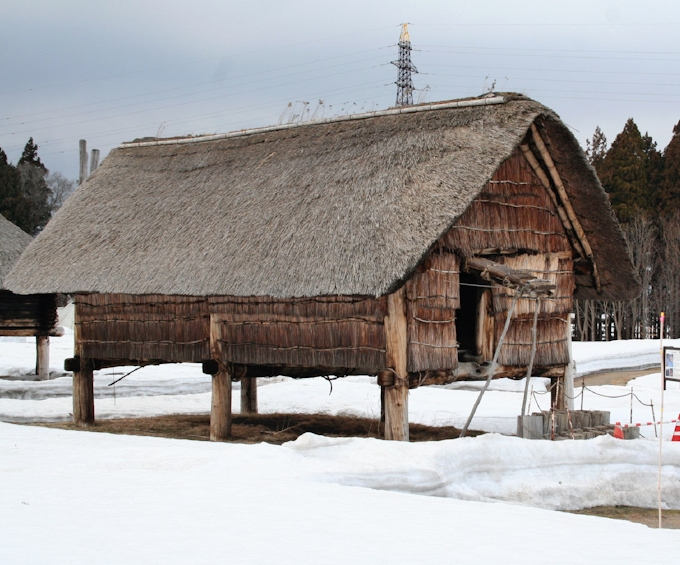 縄文土器片 壁一面の迫力 三内丸山遺跡 青森市 日本経済新聞