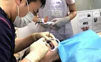 歯列矯正は何歳からでも始められる（10日、大阪市阿倍野区の「くしま矯正歯科」）=画像の一部を修正しています