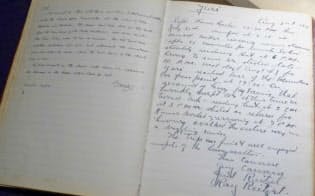 日記には各国語の書き込みがある=上高地ルミエスタホテル提供 日記には各国語の書き込みがある=上高地ルミエスタホテル提供