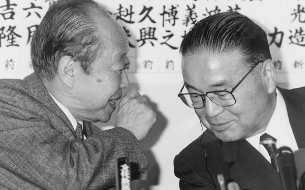 宮沢首相(左)と梶山幹事長