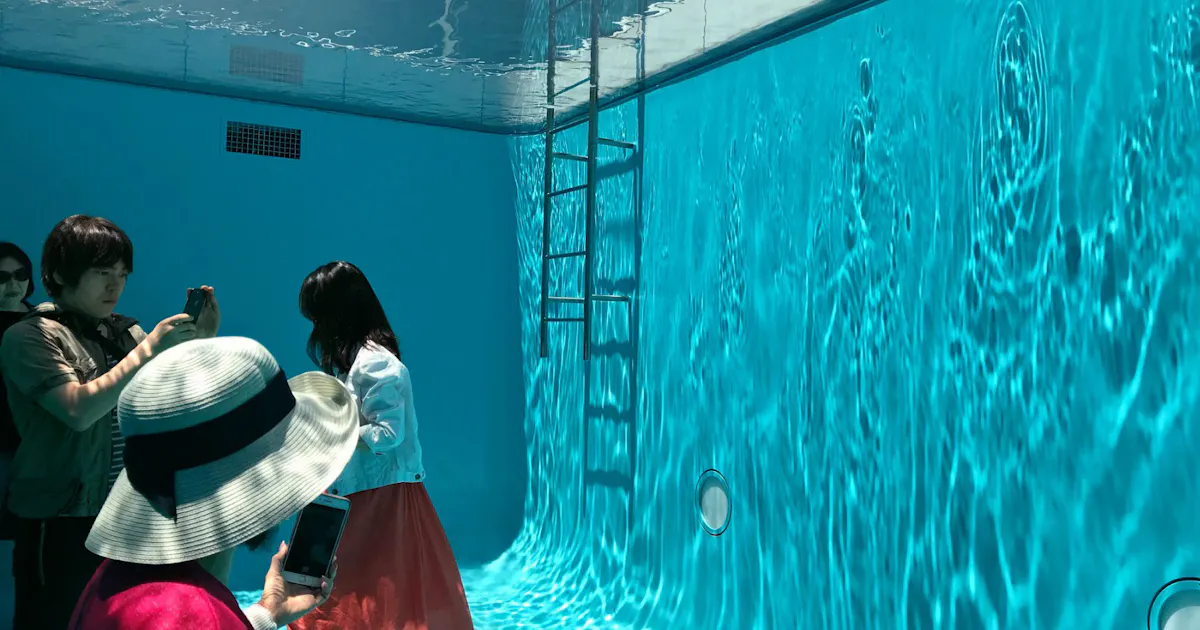 プールの水底 歩いてる 金沢21世紀美術館 金沢市 日本経済新聞 プールの水底 歩いてる 金沢21世紀美術館 金沢市 日本経済新聞