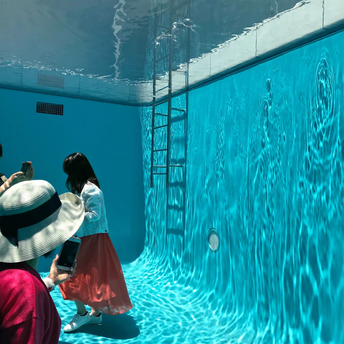 プールの水底 歩いてる 金沢21世紀美術館 金沢市 日本経済新聞 プールの水底 歩いてる 金沢21世紀美術館 金沢市 日本経済新聞