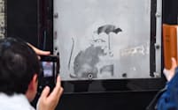 都庁にはバンクシーが描いた可能性のあるネズミの絵を見ようと、3万5000人が詰め掛けた（東京都新宿区）