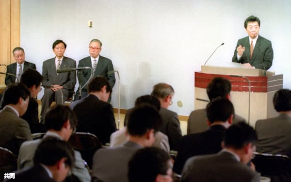 内閣発足後初の細川首相の記者会見。左端が筆者=共同