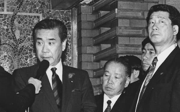 組閣が難航した羽田首相。右隣が筆者