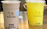 白いタピオカを使ったミルクティー(左)や果汁飲料が人気（17日、台北市内）