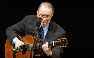 ニューヨークのカーネギーホールで演奏するジョアン・ジルベルトさん(2004年6月18日)=AP ニューヨークのカーネギーホールで演奏するジョアン・ジルベルトさん(2004年6月18日)=AP