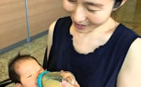6月に生まれた次女に外出先で液体ミルクを与える末永恵理さん（7月下旬、東京都内）=末永さん提供
