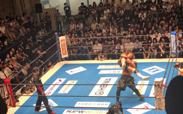 社長として表に立ち、スポンサーを増やそうとしている=新日本プロレス提供 社長として表に立ち、スポンサーを増やそうとしている=新日本プロレス提供