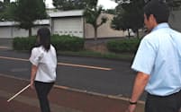 白杖の使い方は屋外訓練で習得する（埼玉県所沢市の国立障害者リハビリテーションセンターで練習中の歩行訓練士）