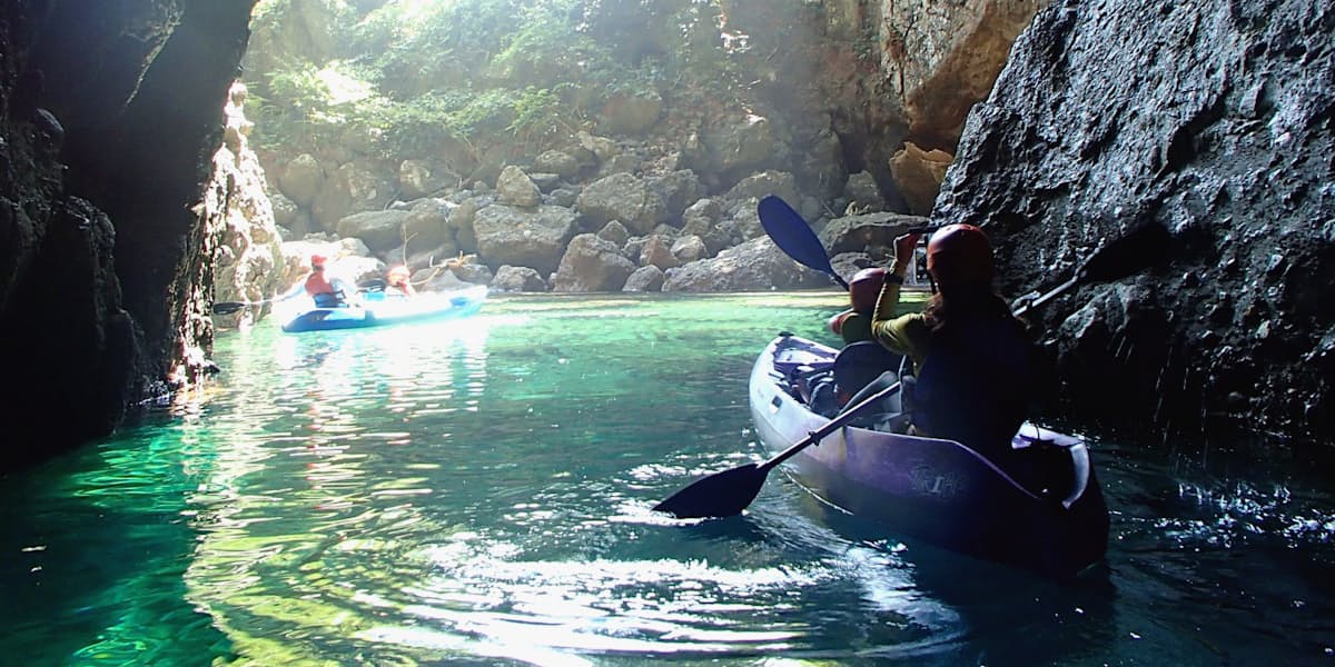 カヤックで 青の洞窟 へ 竹野海岸 兵庫県豊岡市 日本経済新聞