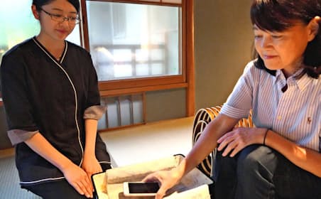 星野リゾートではスマホを預けて滞在する宿泊プランを提供する（9月11日、京都市）