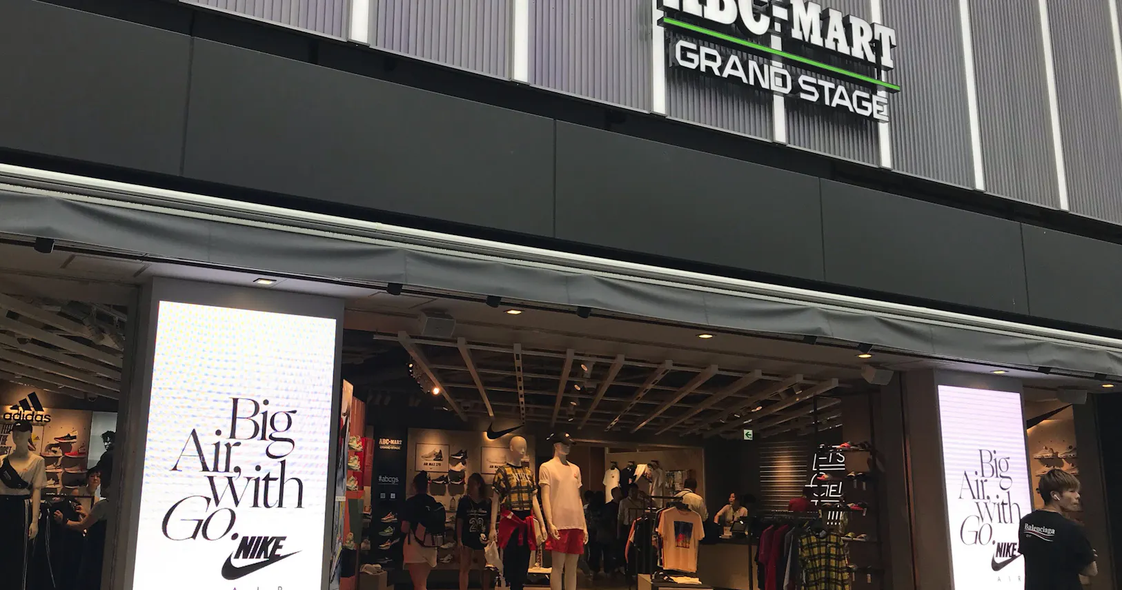 限定スニーカーに長い行列 Abcマートの原宿旗艦店 Nikkei Style