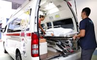 南多摩病院の「病院救急車」は緊急性の低い患者の転院搬送などで活用されている（8日、東京都八王子市）