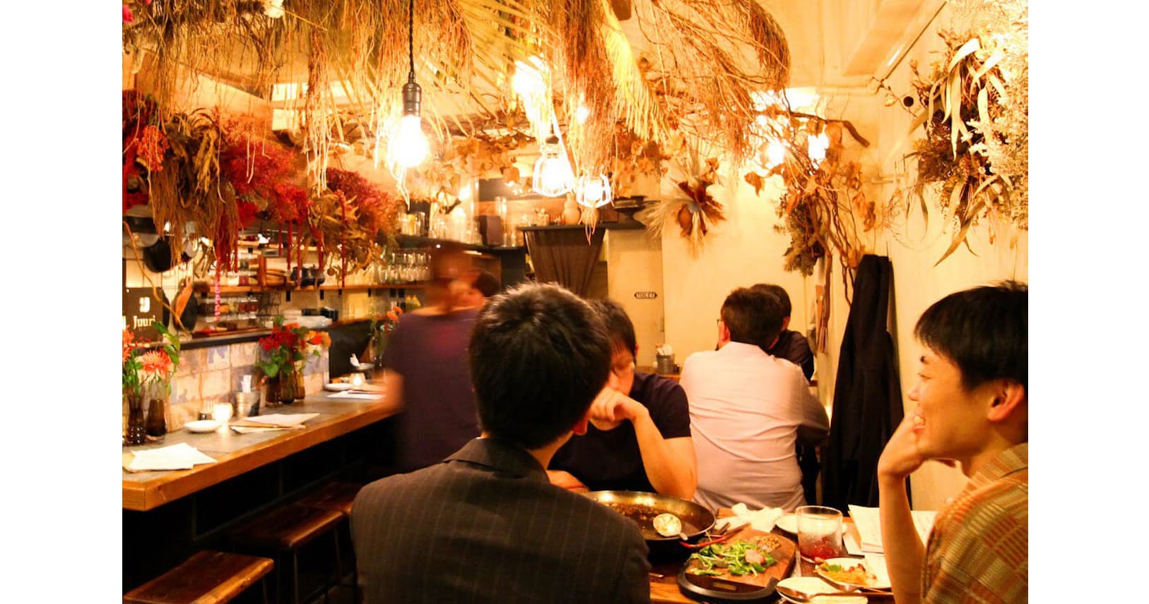 スペインバルと生花店のコラボで幻想空間 東京 蒲田 Nikkei Style スペインバルと生花店のコラボで幻想空間 東京 蒲田 Nikkei Style