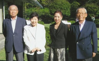 指導を受けた関谷さん（左端）からは後年社長を引き継ぐなど長いつきあいとなった（右端が本人）