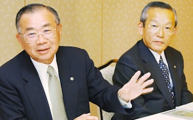 2002年5月20日、社長交代の記者会見に臨んだ（右が本人、左が当時社長だった関谷哲夫氏）