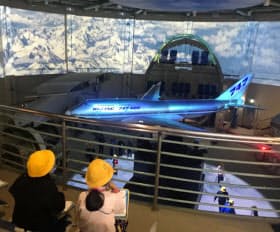 模型の旅客機が世界の空を飛び回る雰囲気を演出