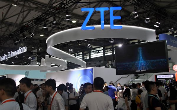 米政府は16年、中国通信機器大手のZTEに制裁をかけ、大きく経営を揺るがした（6月、上海市の展示会場）
