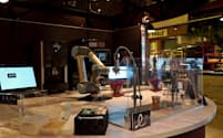 ロボットがカフェマシンを操りドリップコーヒーなどを提供する