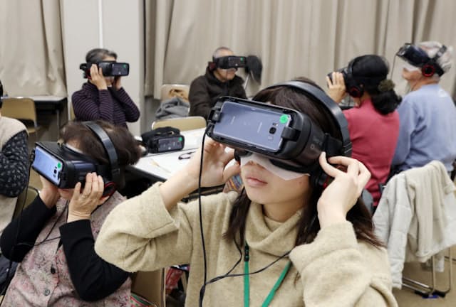 認知症の人がどう見えているかをVRで体験する参加者（2019年12月、神戸市）